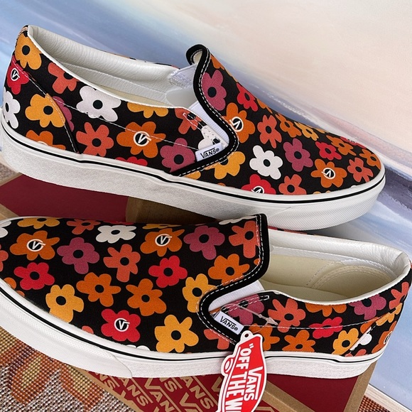 Vans Men’s Classic Slip-On
Flower Print Black/Multi
VN0A3UT7BML
Sneakers - Picture 12 of 16